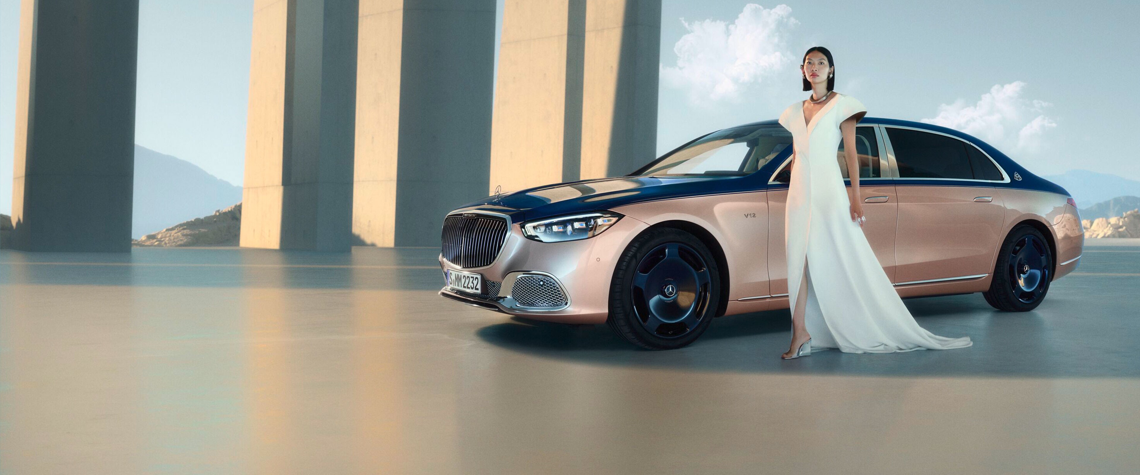 En Mercedes-Maybach med tofarvet lakering set fra forskellige vinkler.