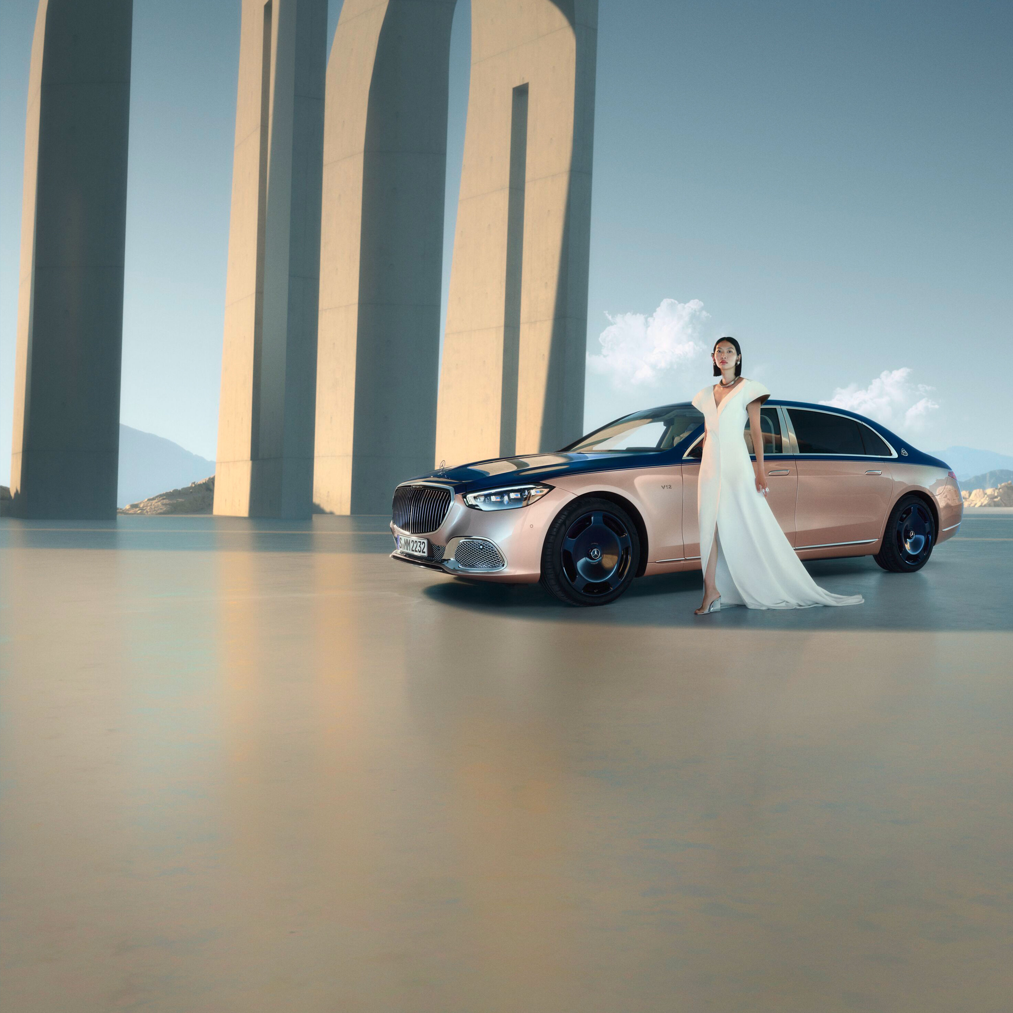 Mærket | Mercedes-Maybach En Mercedes-Maybach med tofarvet lakering set fra forskellige vinkler.