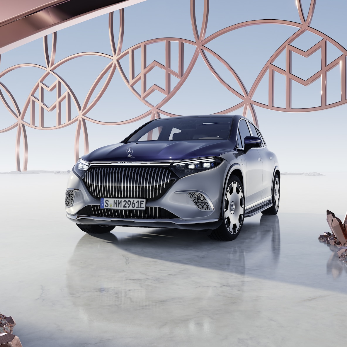 Mercedes-Maybach EQS SUV'en i Maybachs tofarvede lakering set forfra.