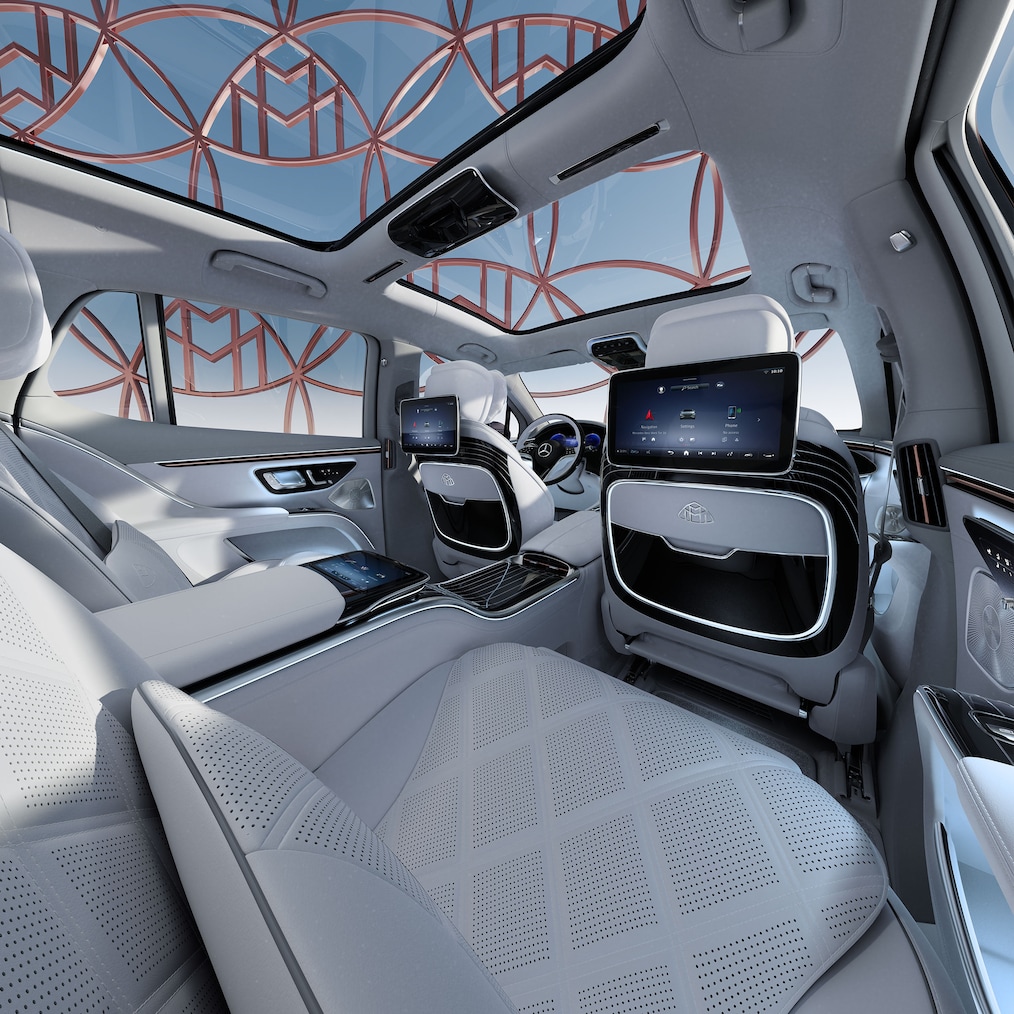 Kig gennem den åbne dør i passagersiden ind i den rummelige og komfortable bageste del af kabinen.