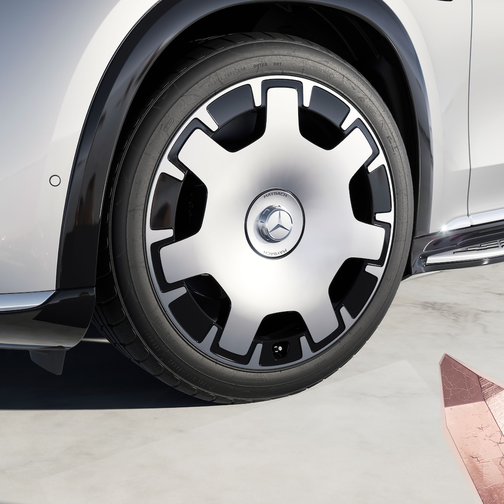 Nærbillede af venstre forhjul (53,3 cm (21") Maybach 5-hullers smedefælge, 88R).