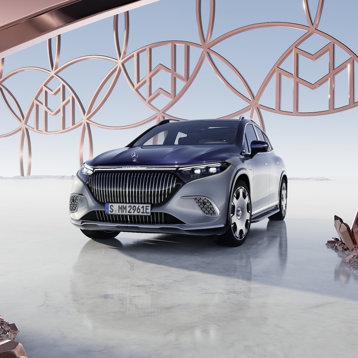 Mercedes-Maybach EQS SUV i tofarvet Maybach lakering set forfra.