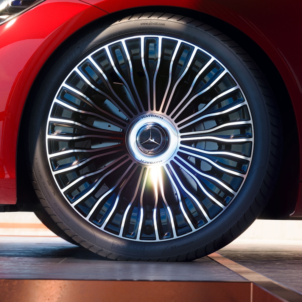 En detaljeret visning af en eksklusiv Maybach-specifik fælg set fra siden.