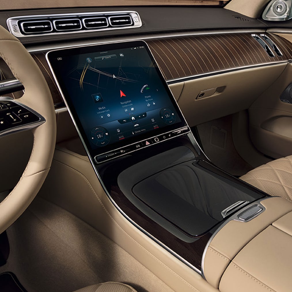 Det 32,5 cm (12,8") store OLED-midterdisplay i Mercedes-Benz S-Klasse sedan lang udgave.