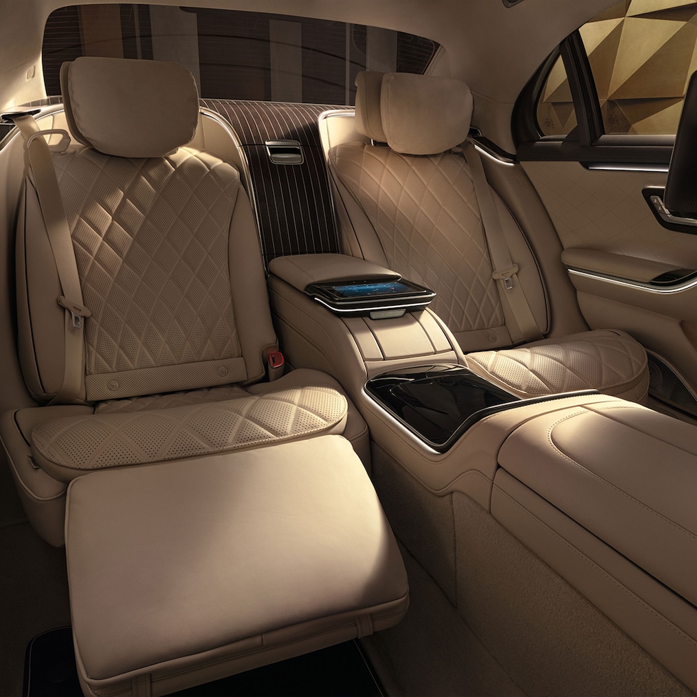 First-Class bagi med MBUX tablet bagi i Mercedes-Benz S-Klasse sedan lang udgave.