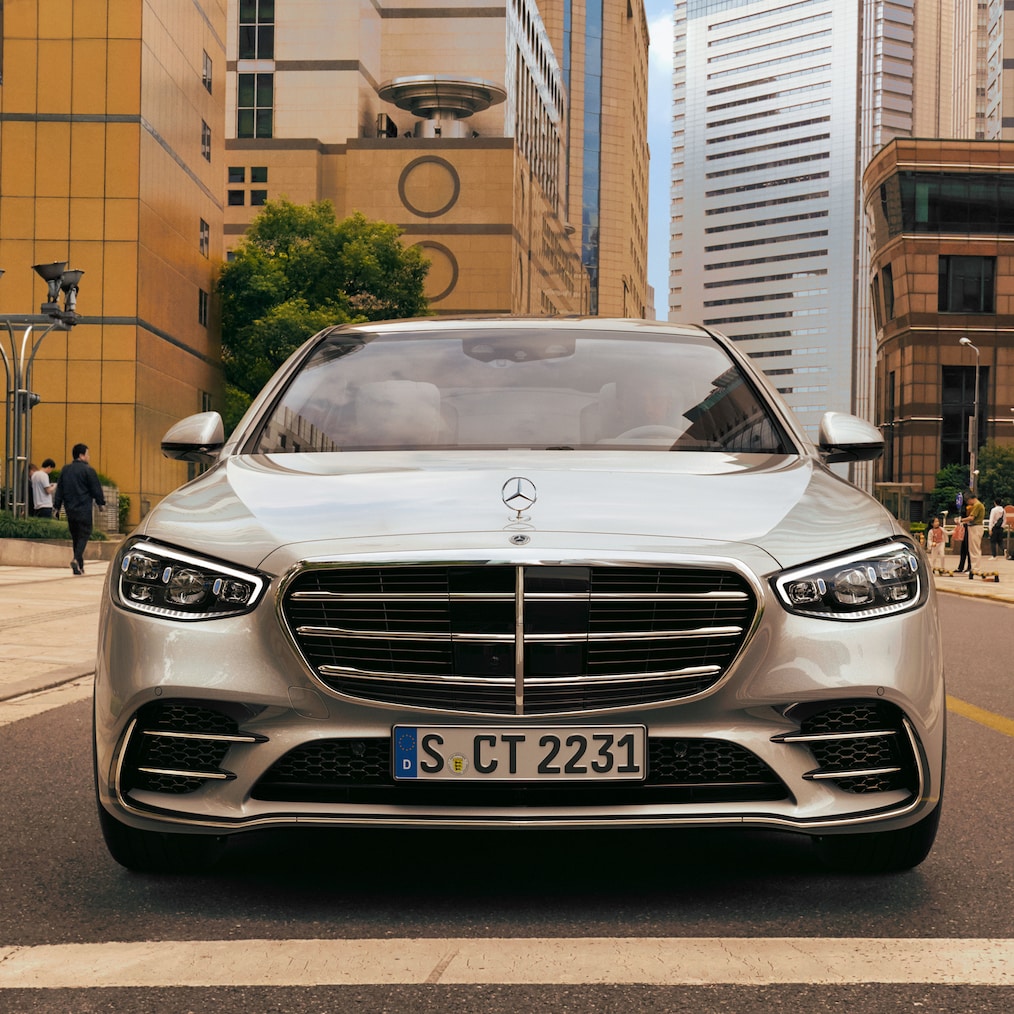 Den opretstående Mercedes-stjerne på den klassiske kølerafdækning på Mercedes-Benz S-Klasse sedan lang udgave.