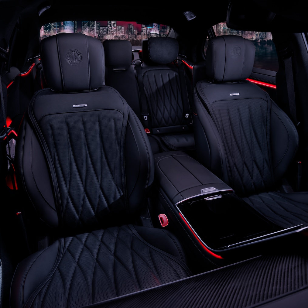 Forsæderne og cockpittet i Mercedes-AMG S 63 E PERFORMANCE set fra siden.
