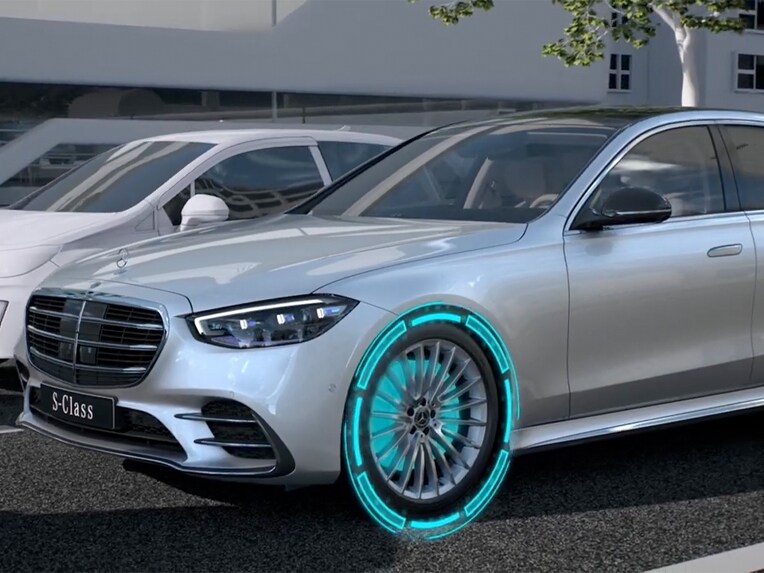 Videoen viser PRE-SAFE® PLUS-funktioner i Mercedes-Benz S-Klasse sedan.