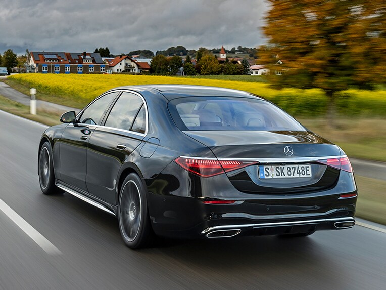 Mercedes-Benz S-Klasse sedan set bagfra.