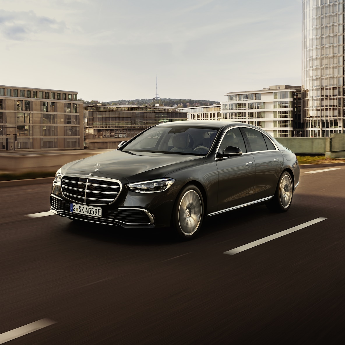 Mercedes-Benz S-Klasse sedan set fra siden.