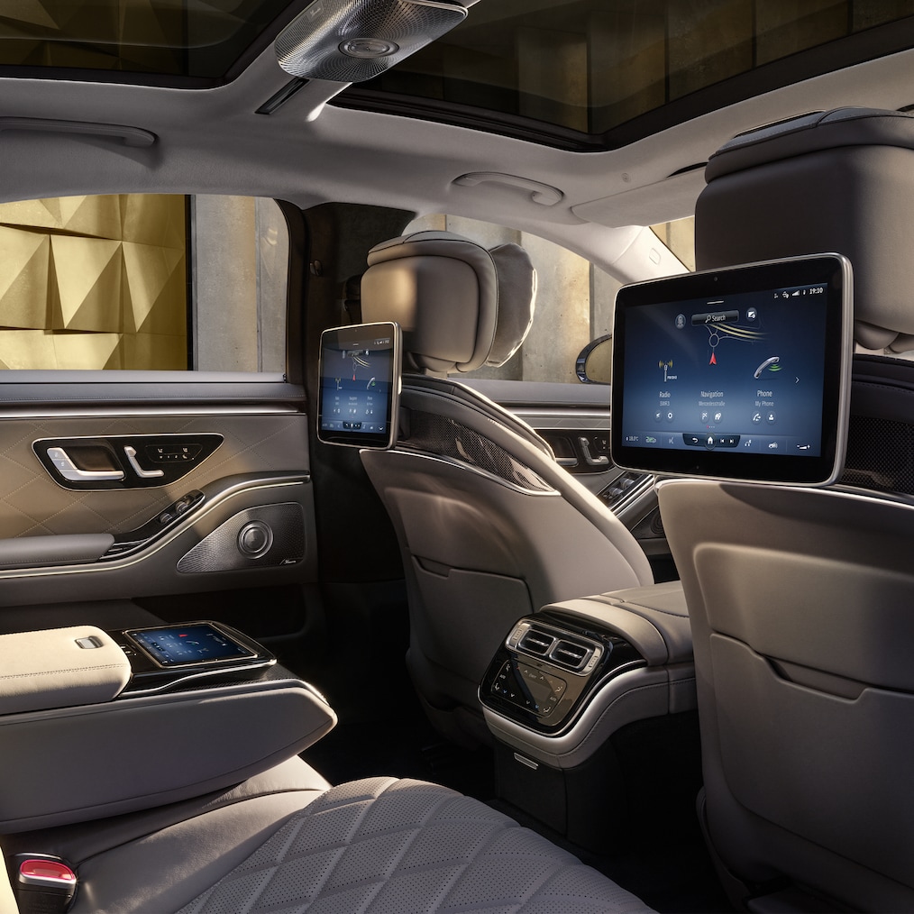 Den bageste del af kabinen i Mercedes-Benz S-Klasse sedan med gennemgående business-midterkonsol.