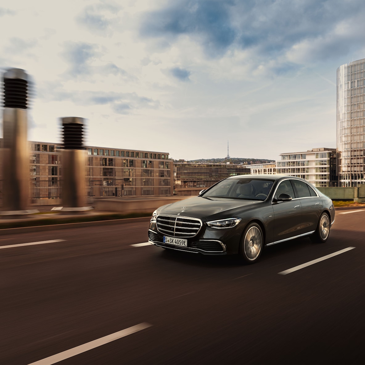 Mercedes-Benz S-Klasse sedan set fra siden.