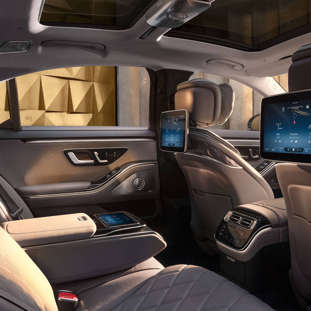 Den bageste del af kabinen i Mercedes-Benz S-Klasse sedan med gennemgående business-midterkonsol.