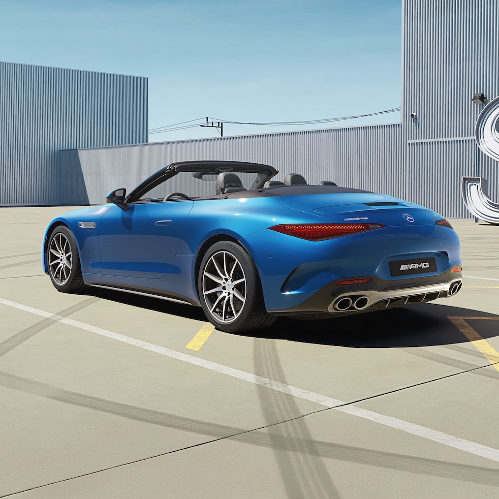 Mercedes-AMG SL roadster med åben kaleche, set ovenfra.