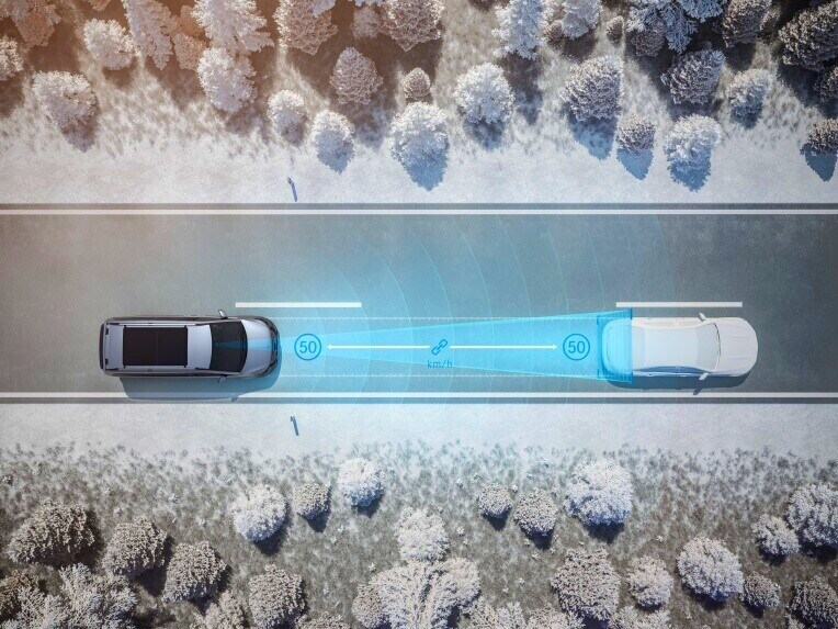 Den radarbaserede, aktive afstandsassistent DISTRONIC sørger for automatisk at holde afstand til forankørende køretøjer.