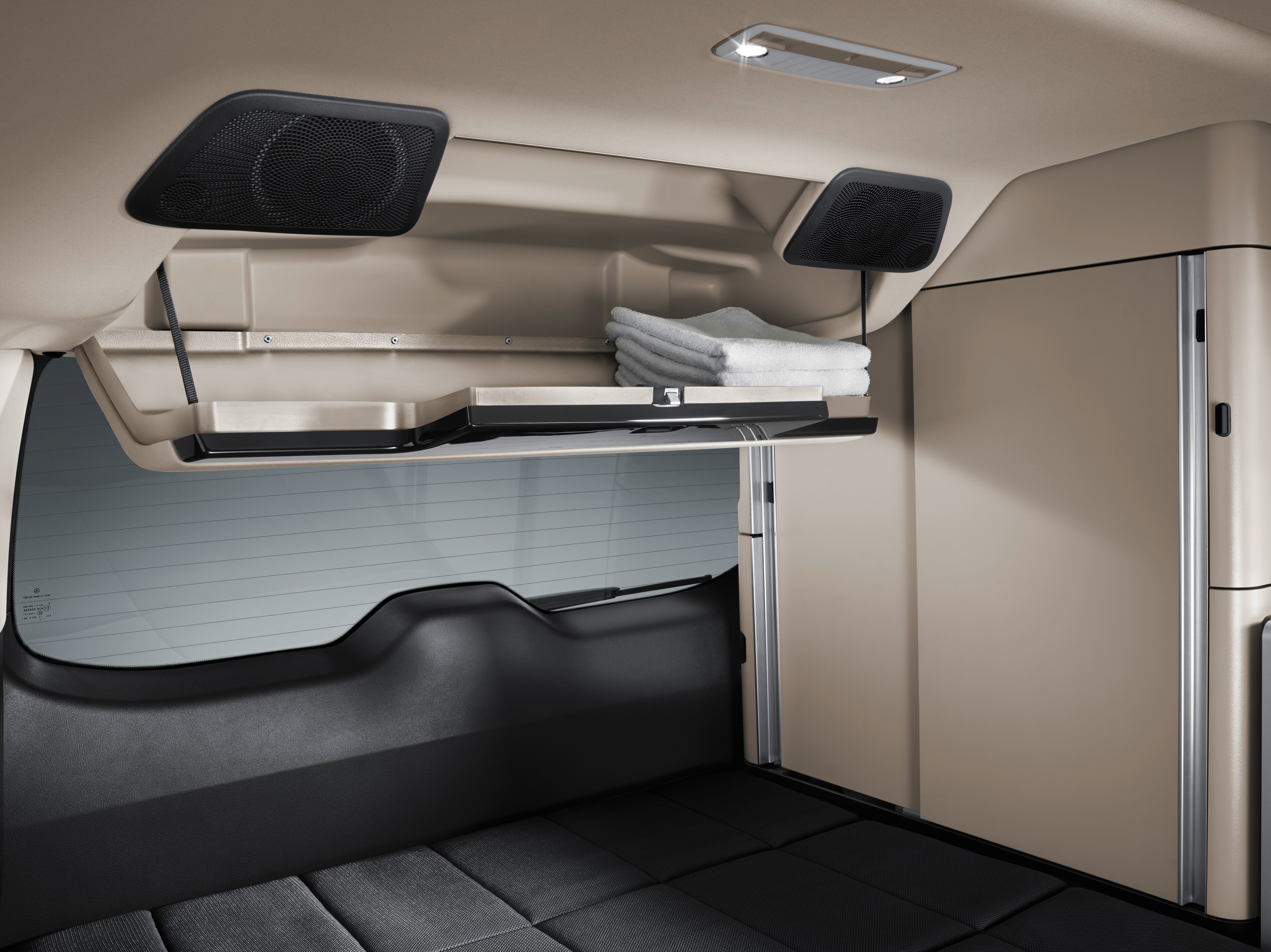 Mercedes-Benz Marco Polo med loftsopbevaringsrum hvor der er praktisk opbevaringsplads i loftet.