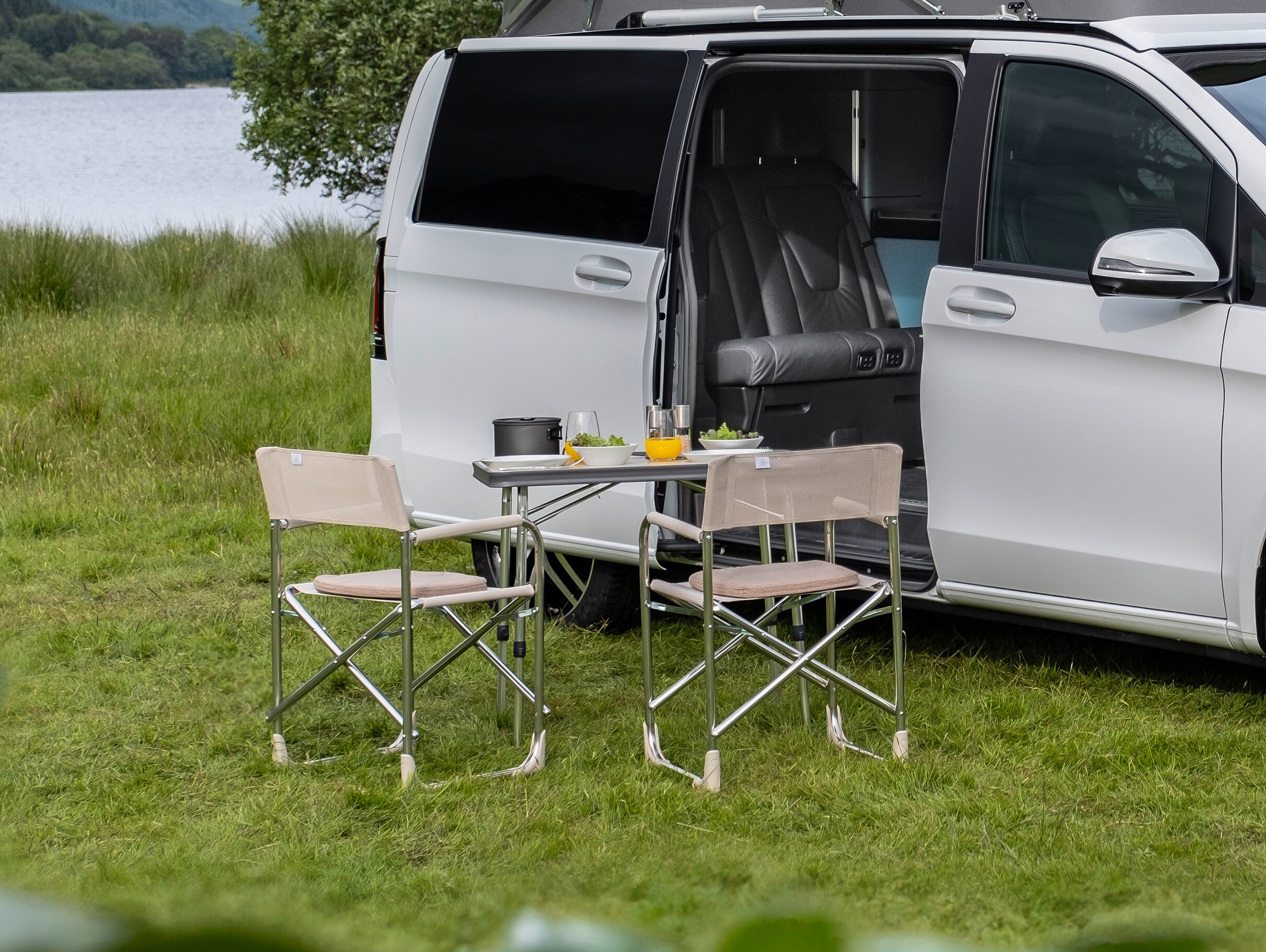 V-klasse Marco Polo med campingbord og 2 stole.