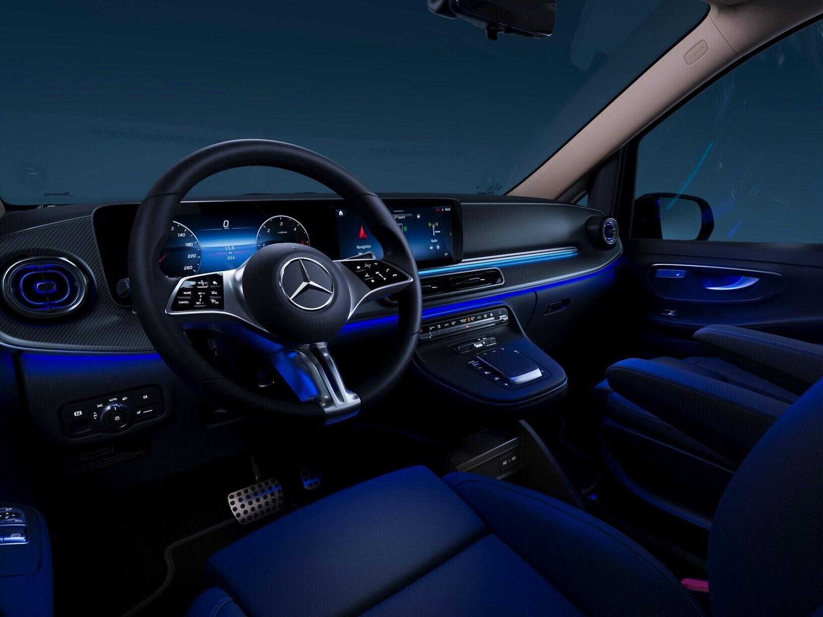 Ambientebelysning med 64 farver i cockpit + bageste del af kabinen i Mercedes-Benz V-Klasse.
