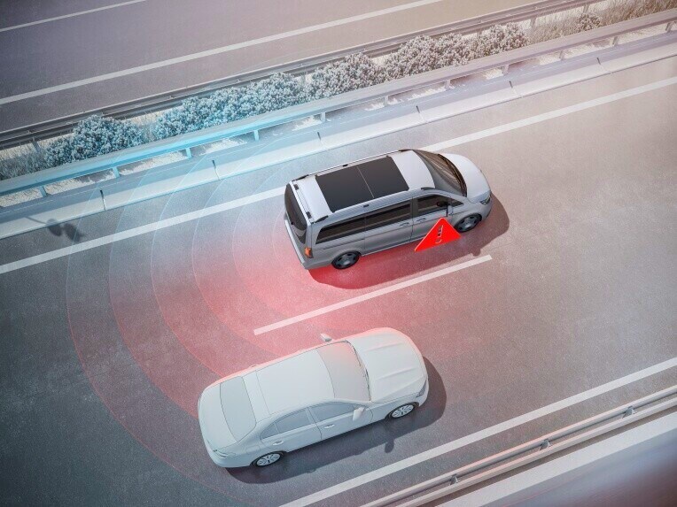 Blind Spot-assistenten kan ved hjælp af optiske og akustiske advarselssignaler bidrage til at undgå ulykker ved vognbaneskift og bakning.