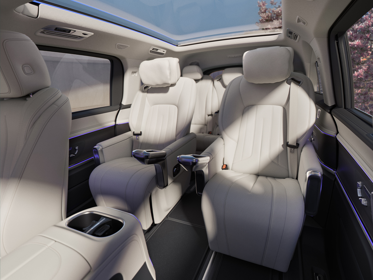 Bagsædeområde | VLE | Mercedes-Benz Bagsædeområdet har kopholdere, klapborde, USB-C-porte, et tempereret opbevaringsrum og opbevaringsskuffer under sæderne.