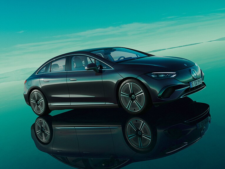 Sort Mercedes-Benz EQE set skråt fra siden
