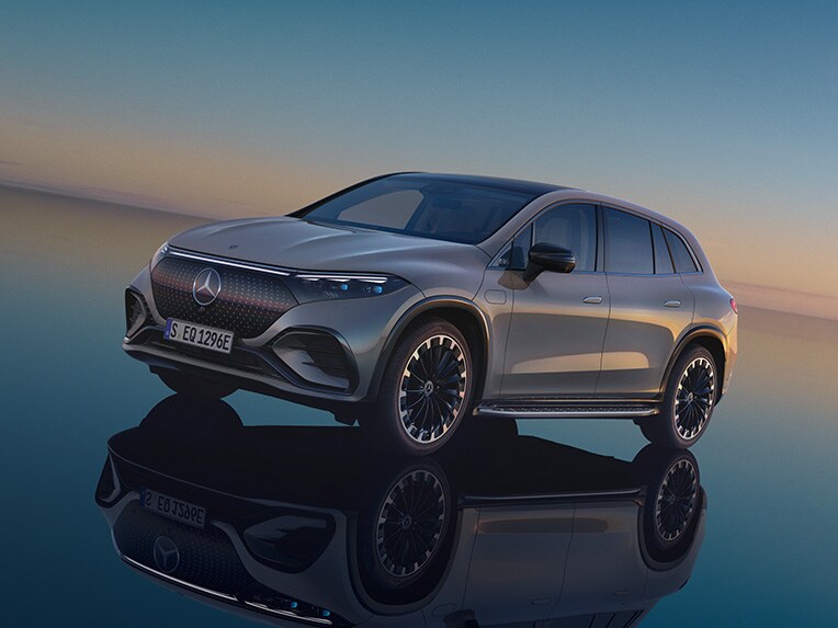 Elektriske Mercedes-Benz EQS SUV set skråt forfra