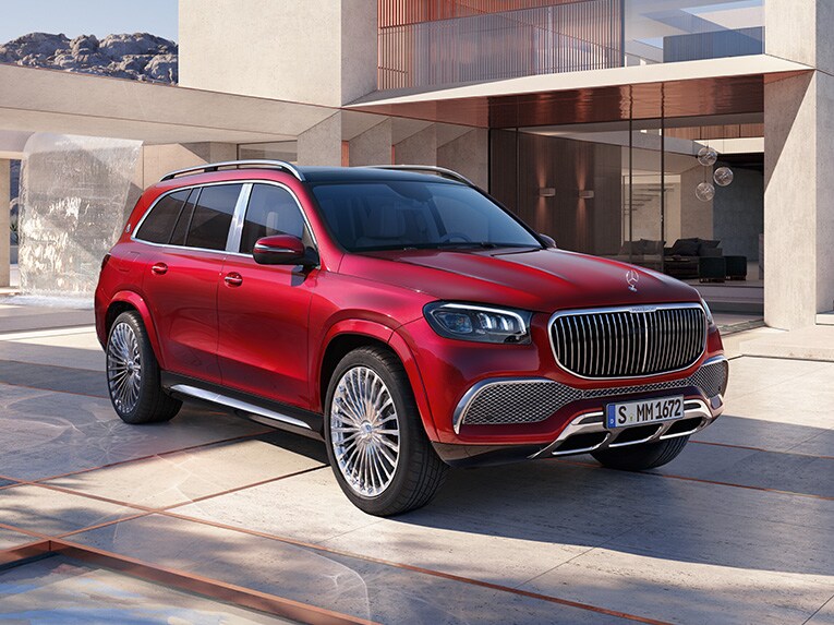 Rød Mercedes-Maybach GLS parkeret foran et moderne hus