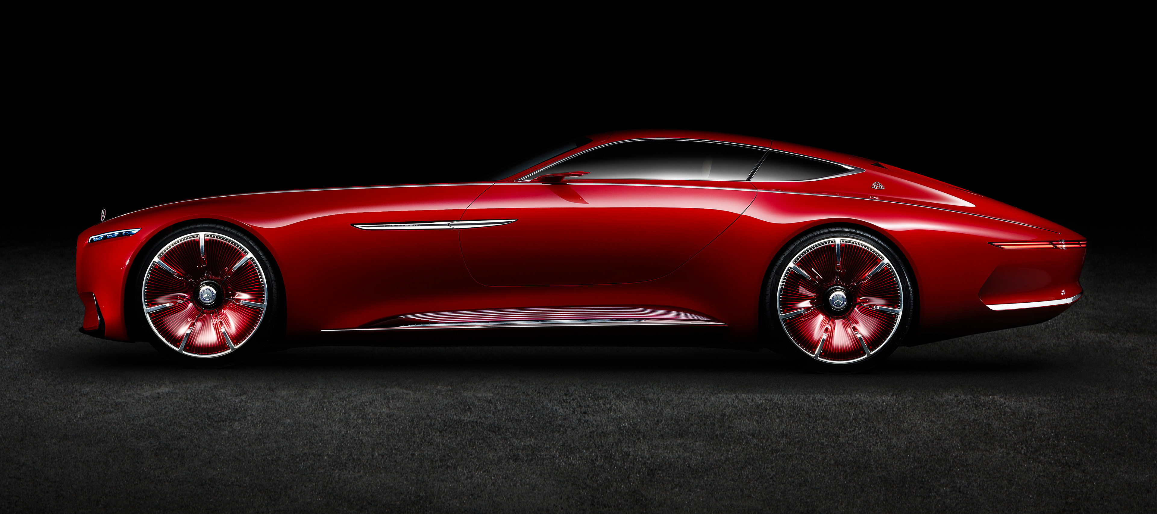 Design og konceptbiler | Mercedes-Benz Rød Vision Mercedes-Maybach 6 set fra siden på sort baggrund