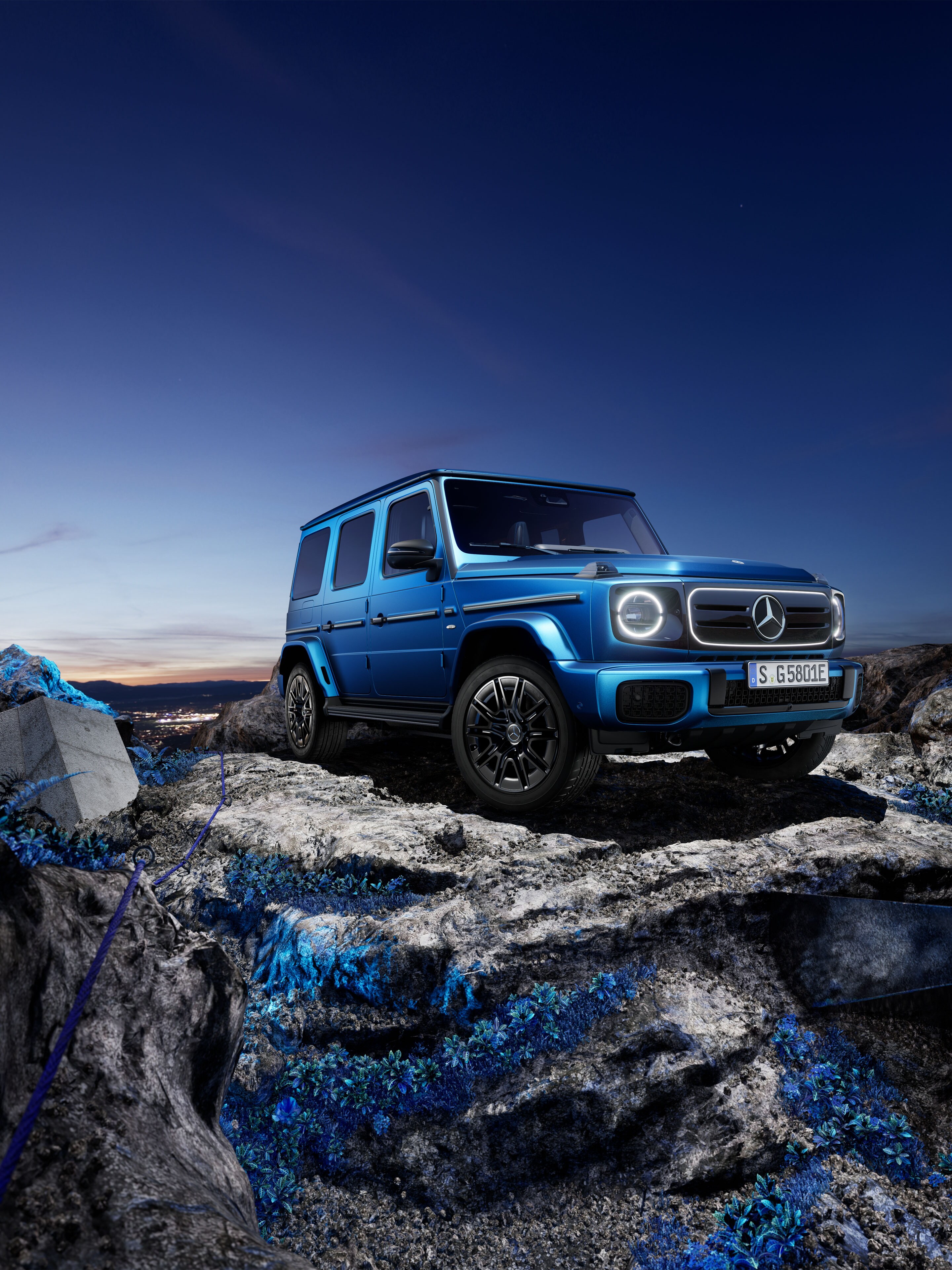 Blå Elektriske G-Klasse fra Mercedes-Benz på ujævnt terræn