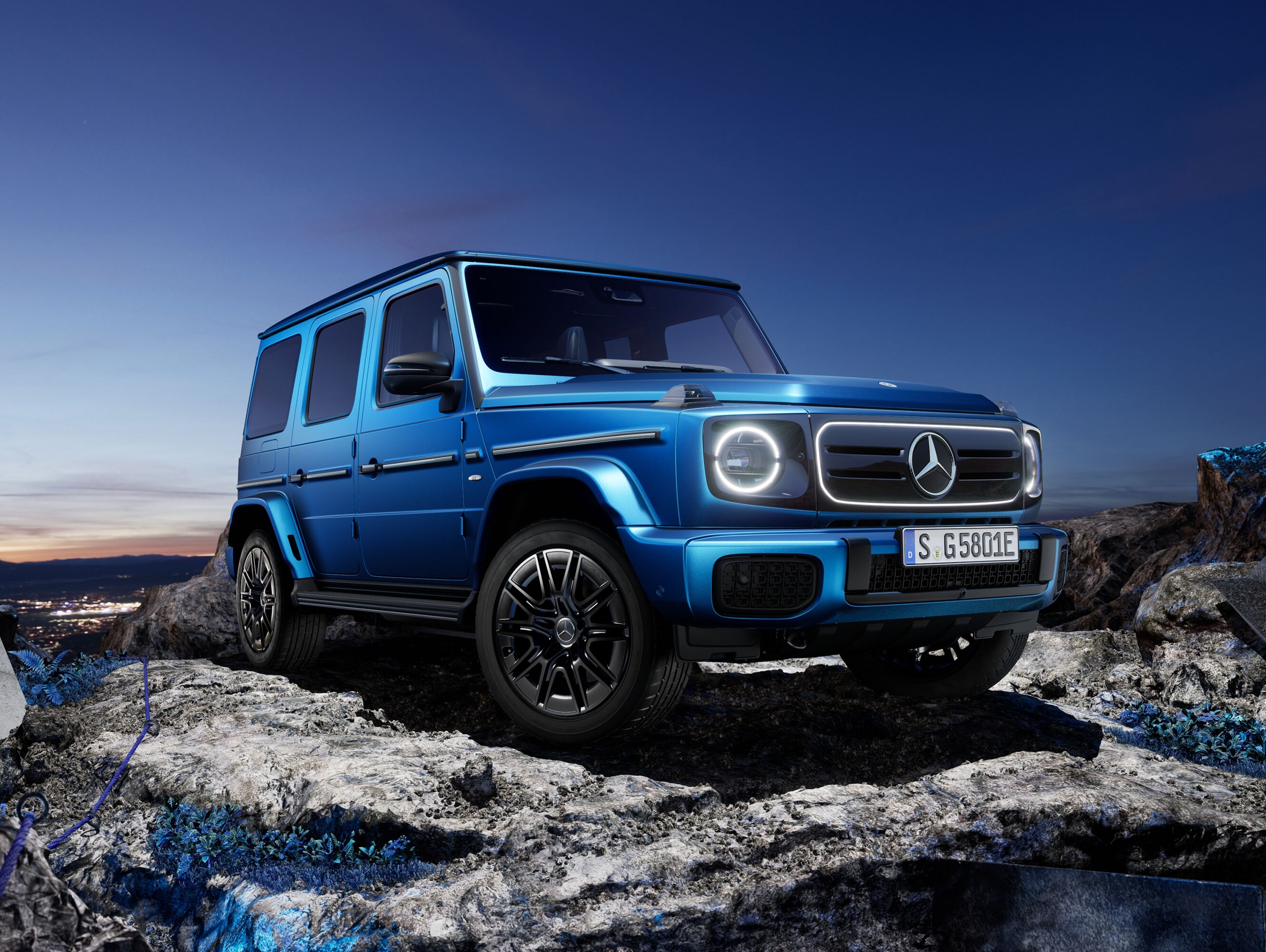 Blå helelektrisk Mercedes-Benz G-Klasse set skråt forfra