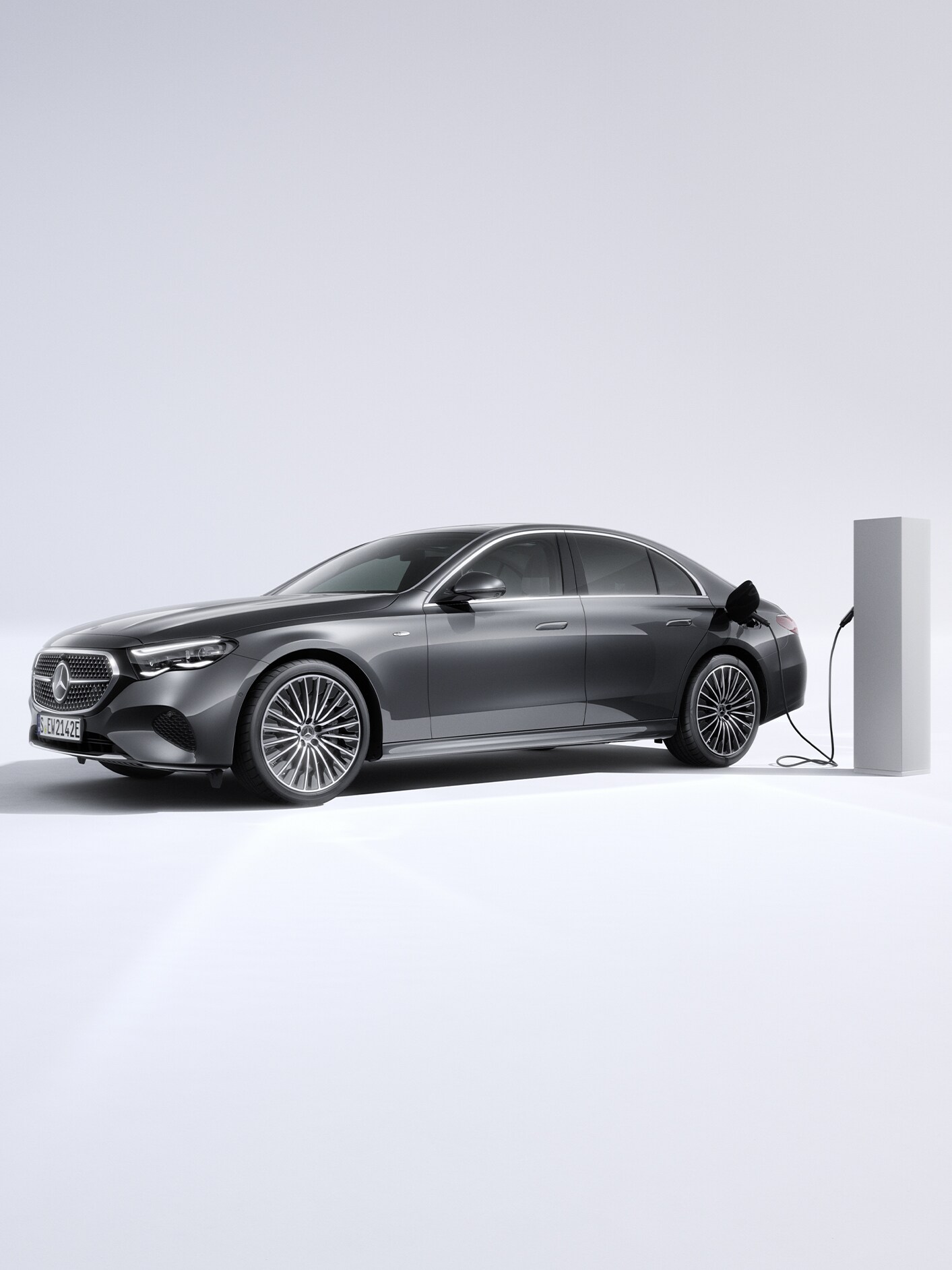 Grå Mercedes-Benz plug-in hybrid oplader ved ladestander