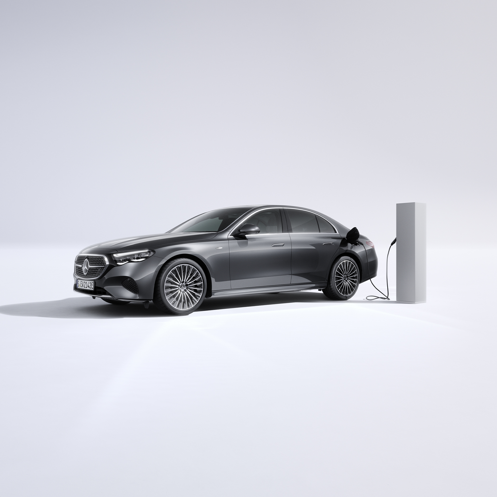 Plug-in hybridmodeller | Mercedes-Benz Grå Mercedes-Benz plug-in hybrid oplader ved ladestander
