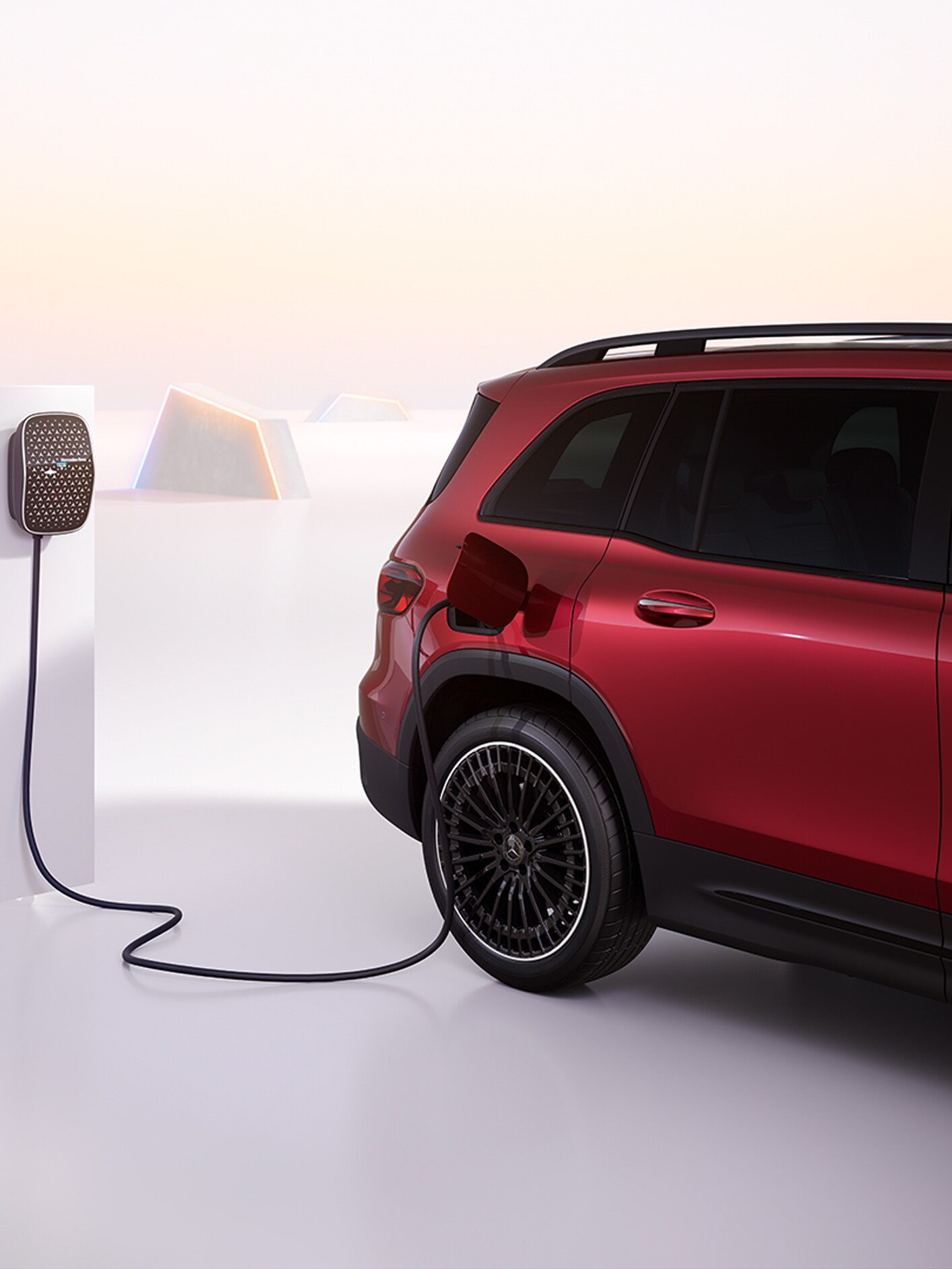 Rød Mercedes-Benz EQB oplader ved en Mercedes-Benz wallbox