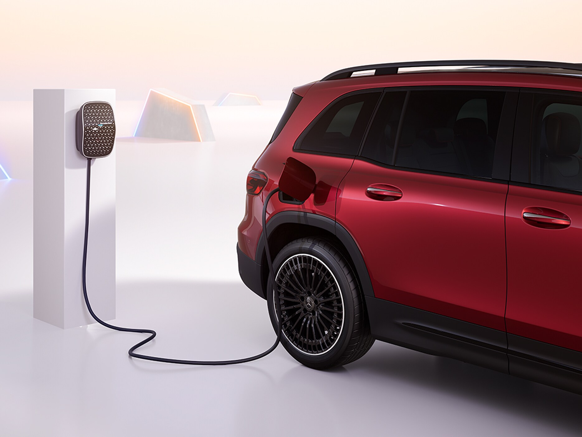 Rød Mercedes-Benz EQB oplader ved en Mercedes-Benz wallbox