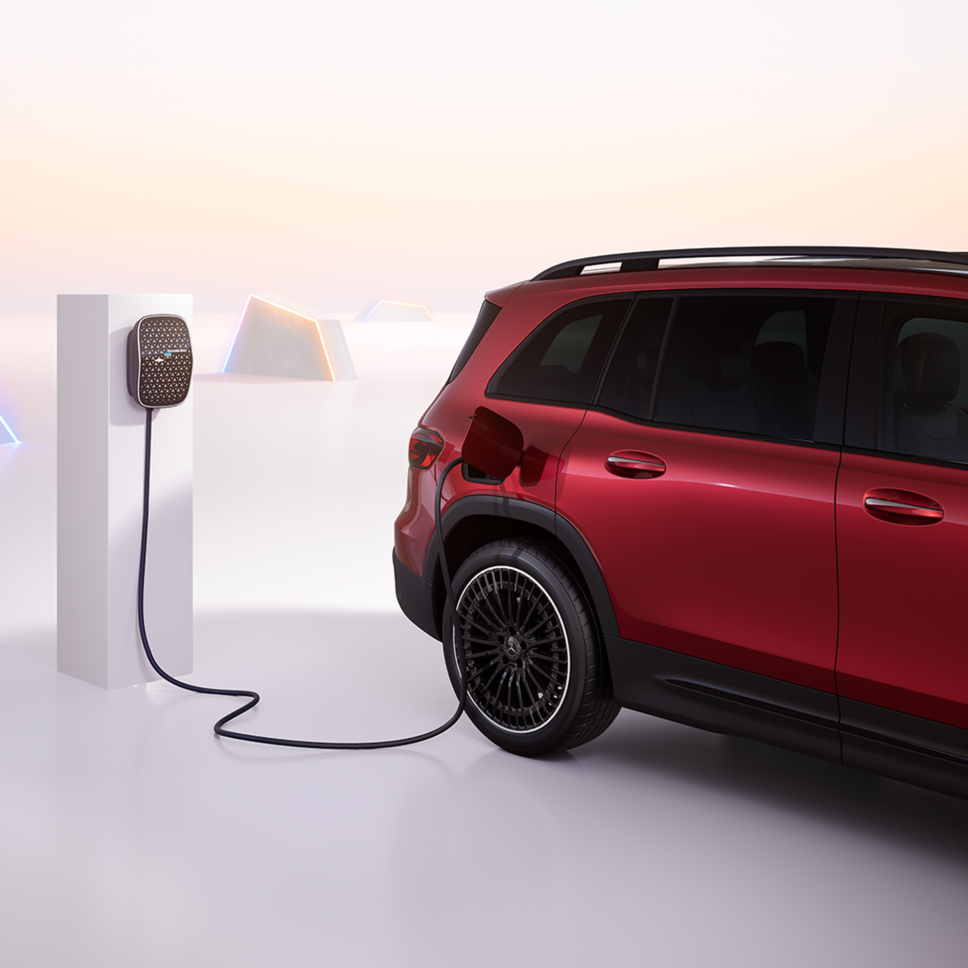 Opladning | Elbiler | Mercedes-Benz Rød Mercedes-Benz EQB oplader ved en Mercedes-Benz wallbox