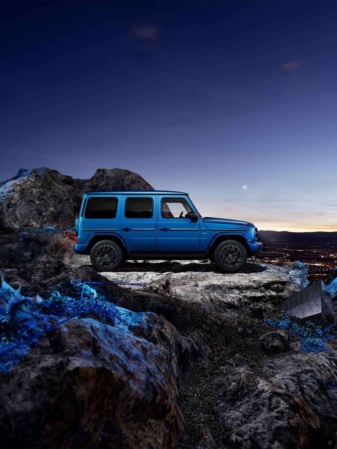 Den fuldt elektriske Mercedes-Benz G-Klasse set fra siden i ujævnt terræn