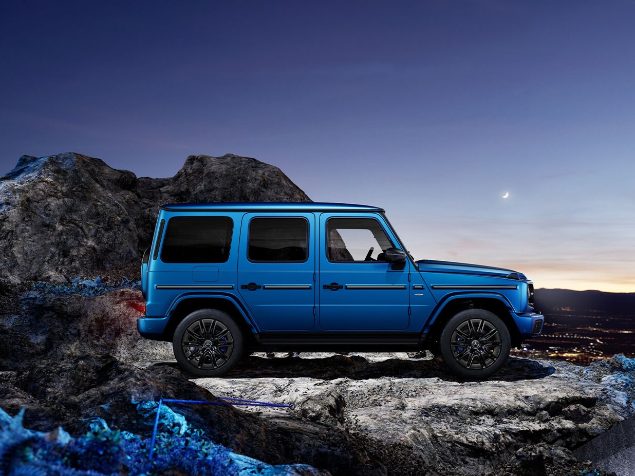 Den fuldt elektriske Mercedes-Benz G-Klasse set fra siden i ujævnt terræn