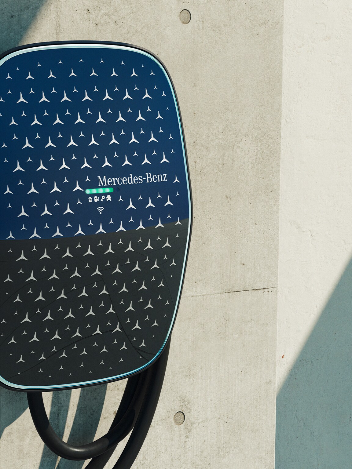 Nærbillede af Mercedes-Benz wallbox monteret på væg