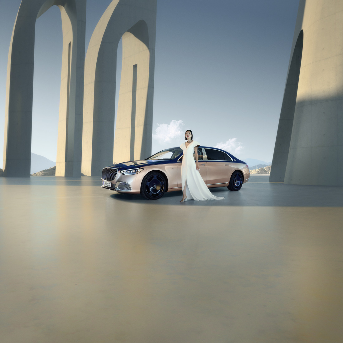 Oplev Mercedes-Maybach | Mercedes-Maybach Kvinde i hvid kjole foran Mercedes-Maybach bil i tofarvet lakering