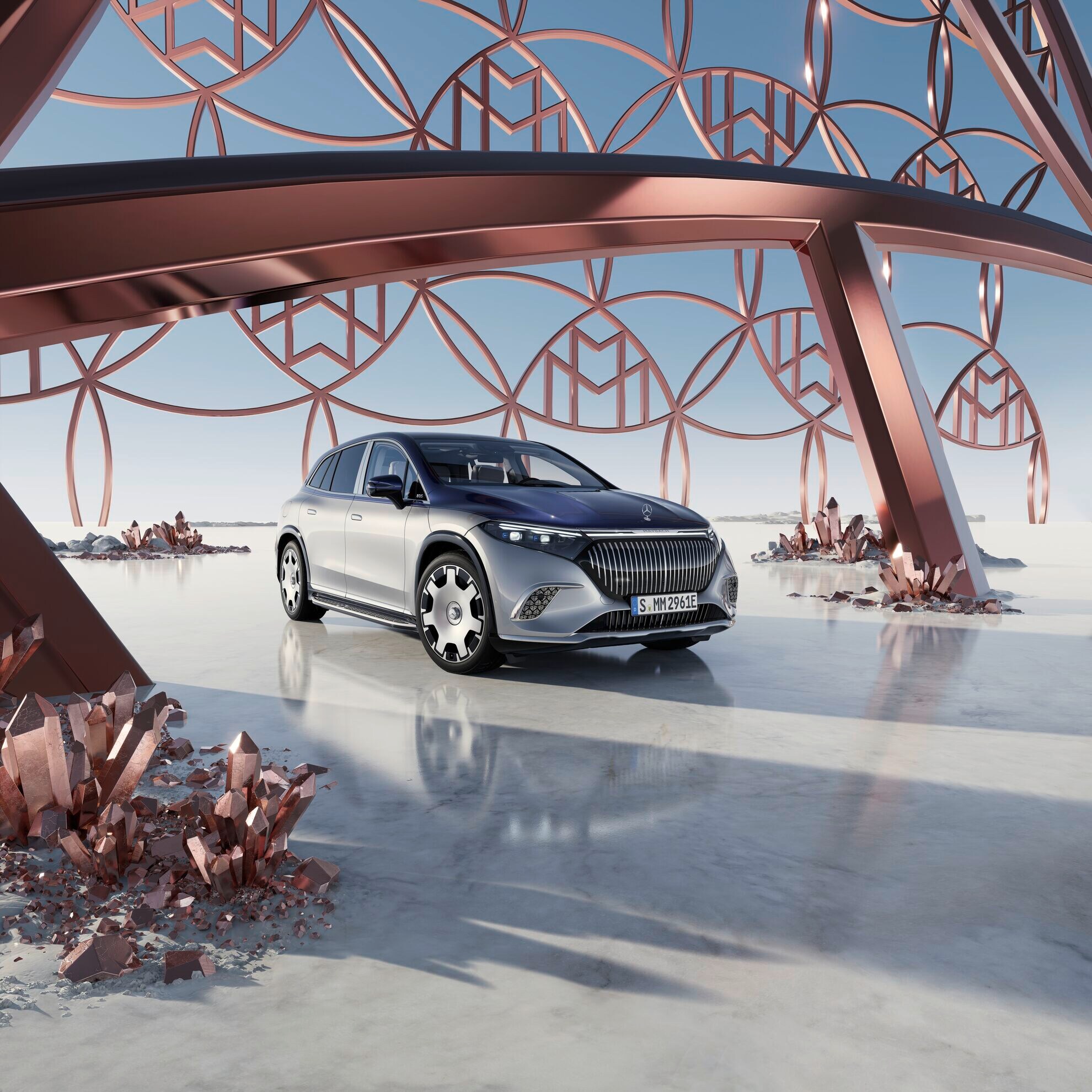Sølv Mercedes-Maybach EQS SUV kører gennem stiliseret Maybach univers