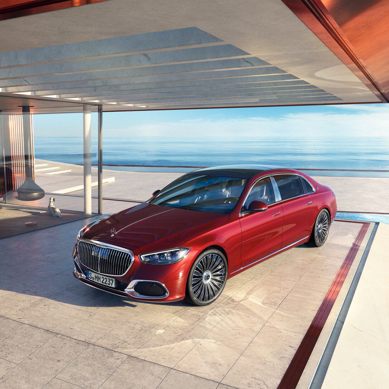 Rød Mercedes-Maybach S-Klasse parkeret i moderne indkørsel