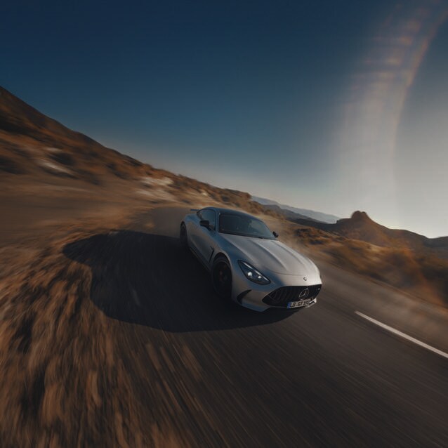 Mercedes-AMG GT Coupé kører på landevej i ørkenlandskab
