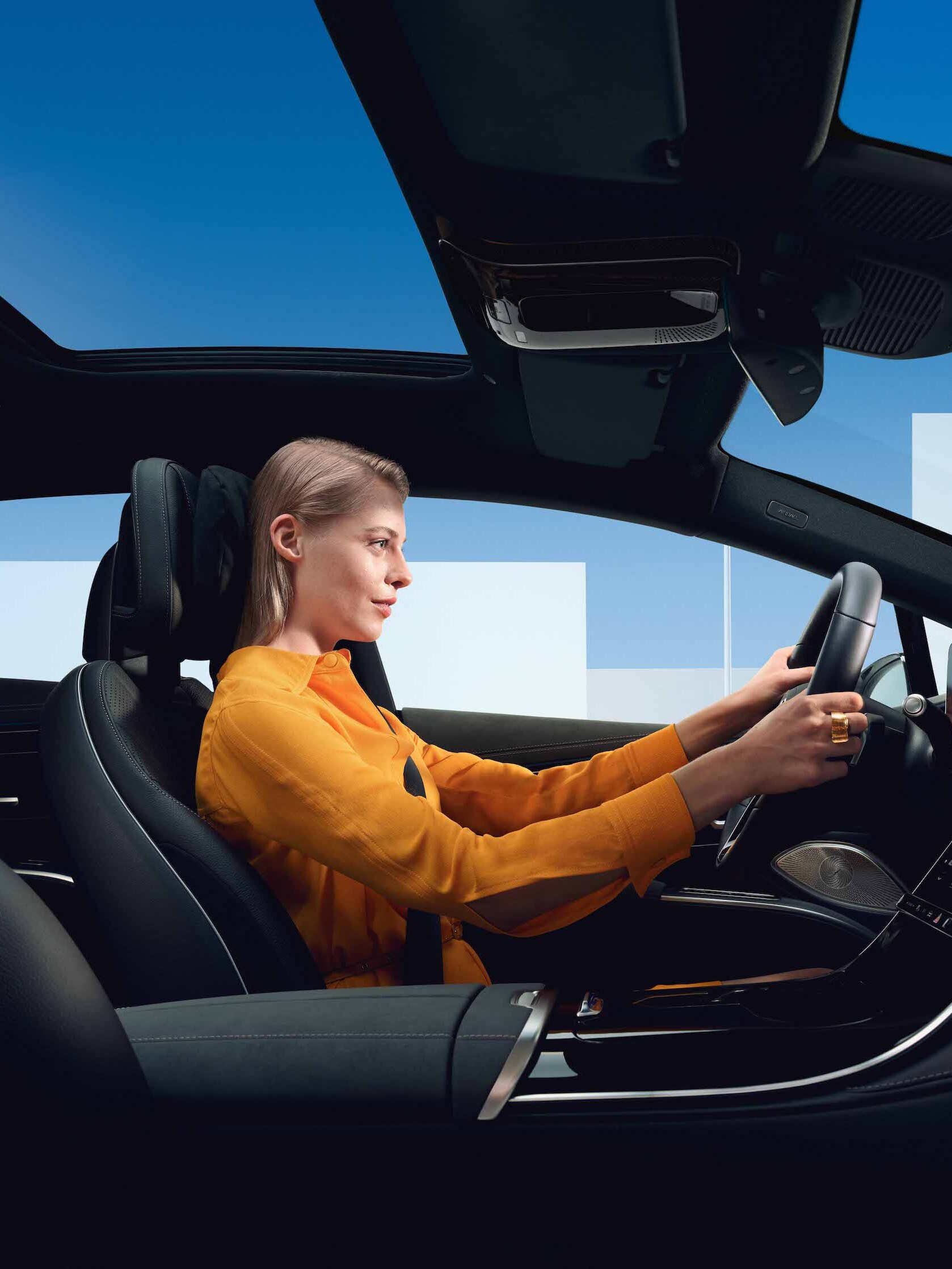 Kvinde sidder bag rattet i sin Mercedes-Benz