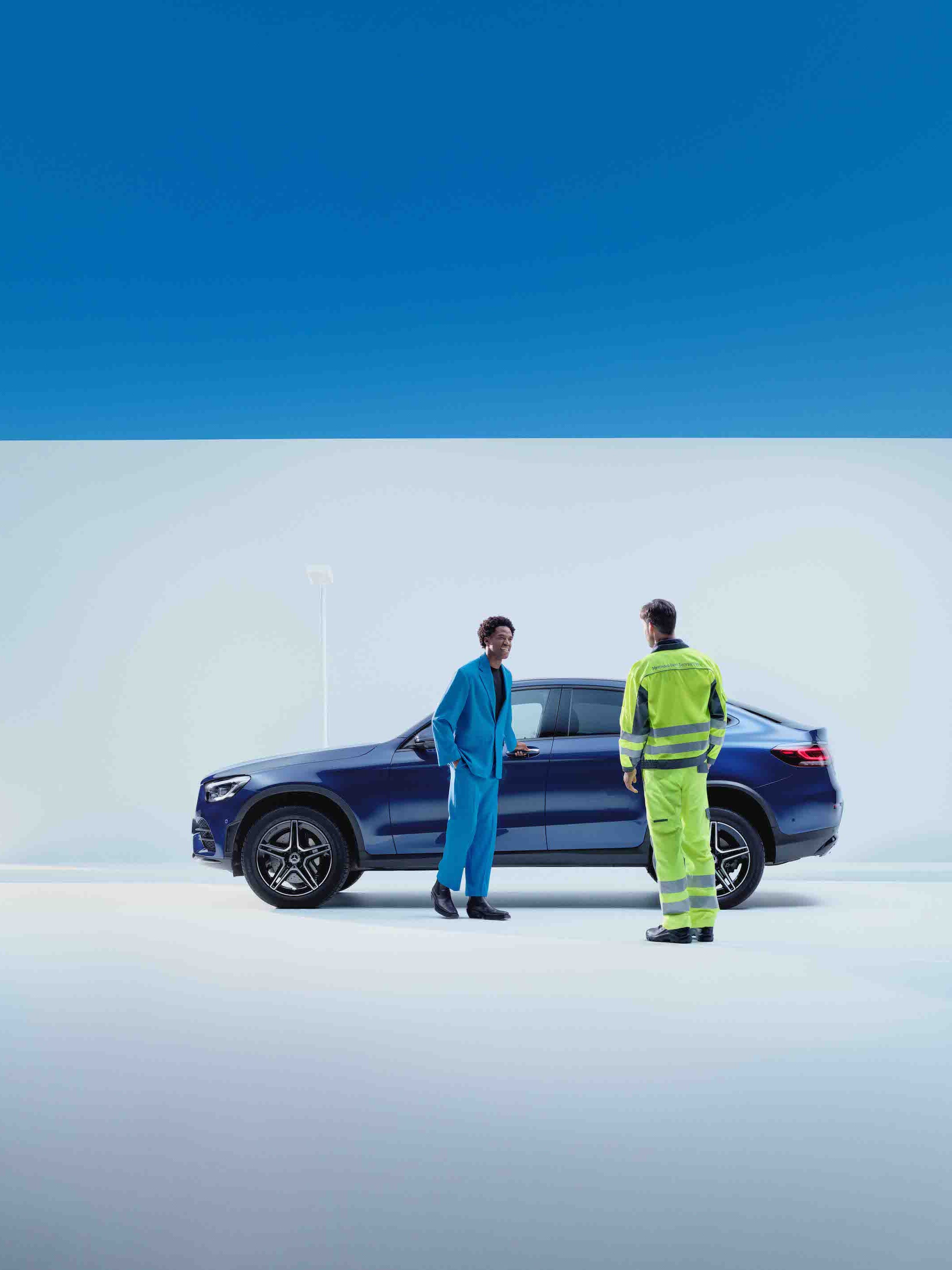 Mand taler med Mercedes-Benz servicemedarbejder foran sin bil