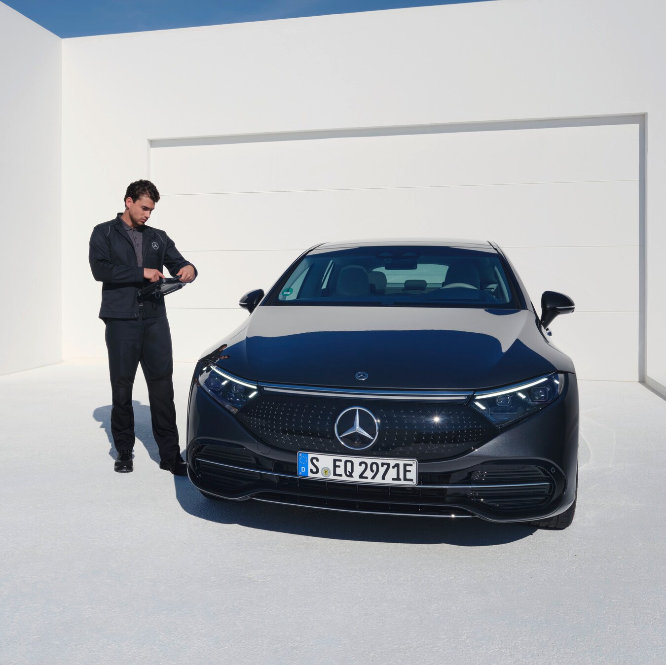 Servicemedarbejder udfører serviceeftersyn på Mercedes-Benz