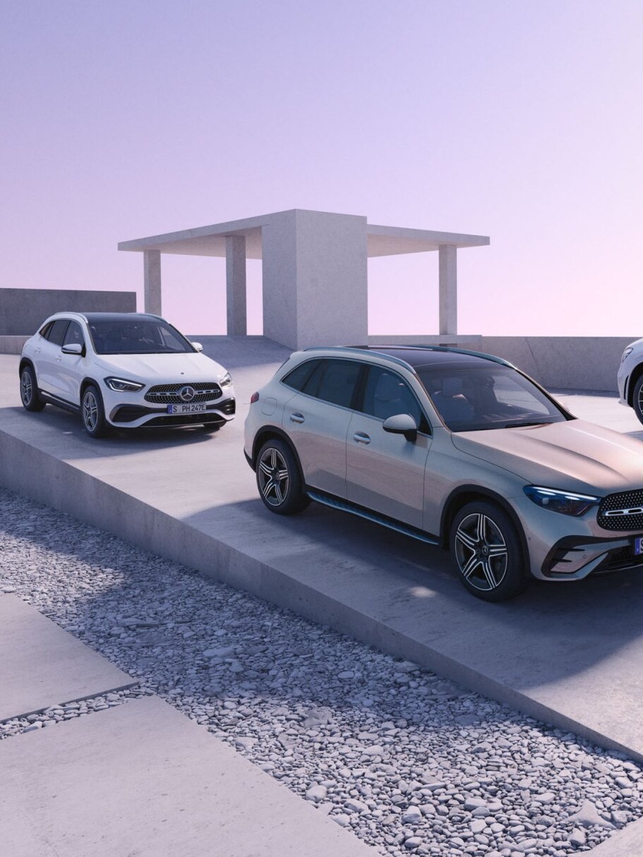 Tre Mercedes-Benz biler kører på række ned ad rampe