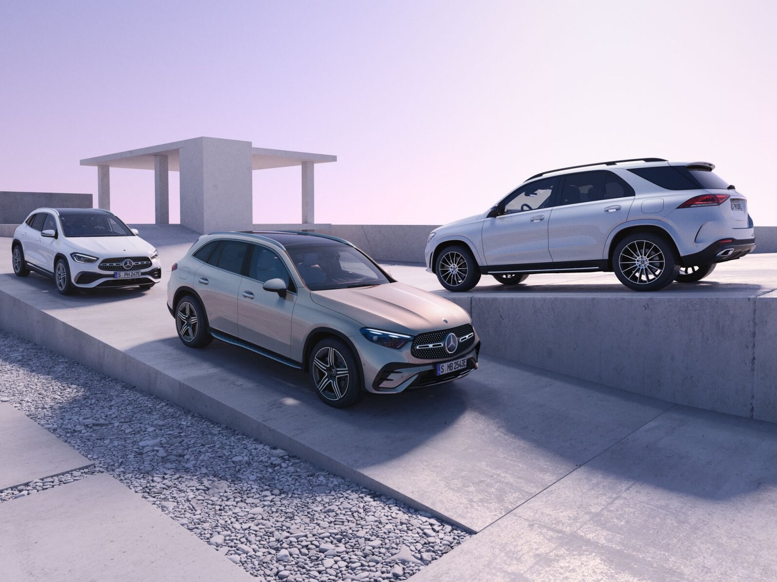 Tre Mercedes-Benz biler kører på række ned ad rampe