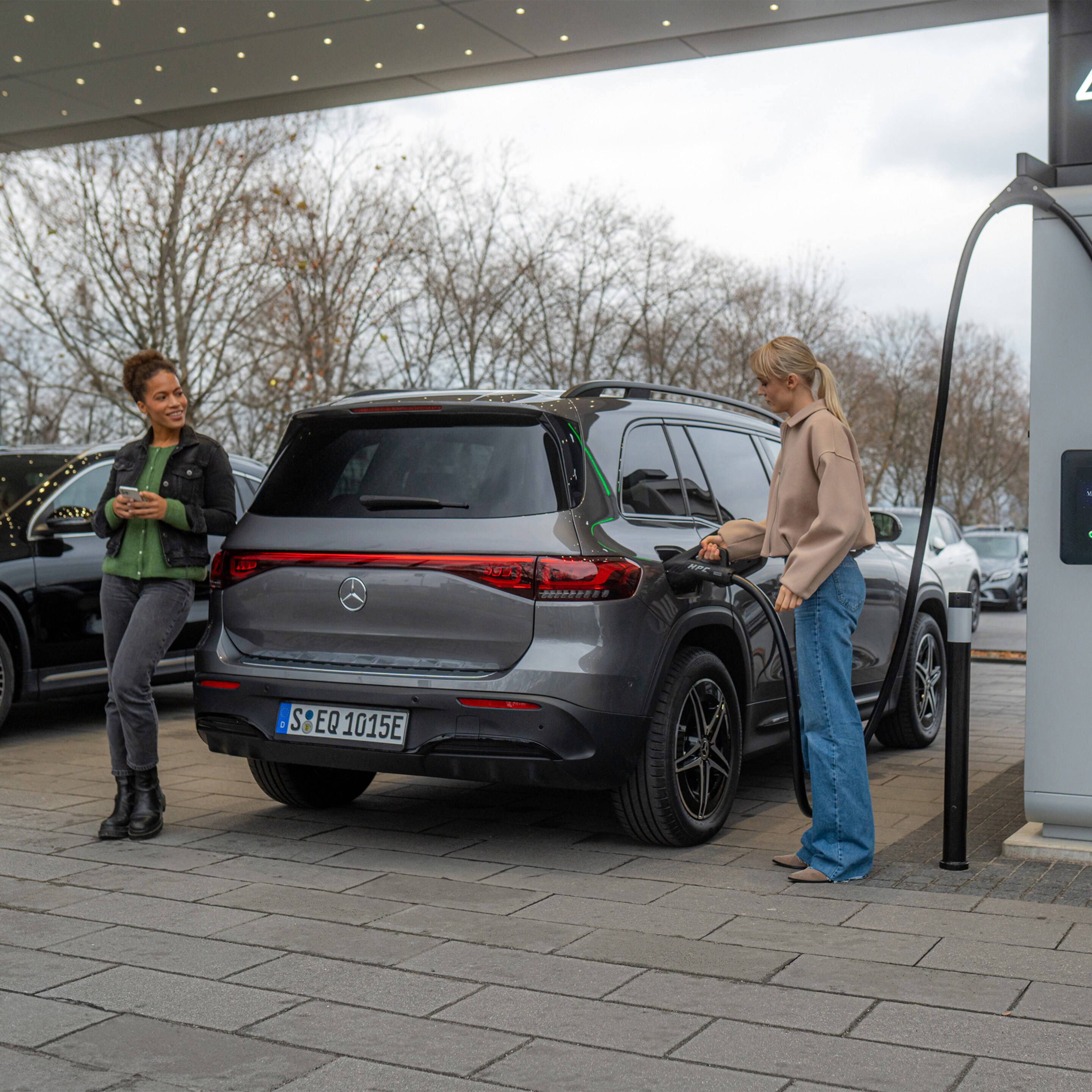 To Mercedes-Benz elbiler ved en ladestation.
