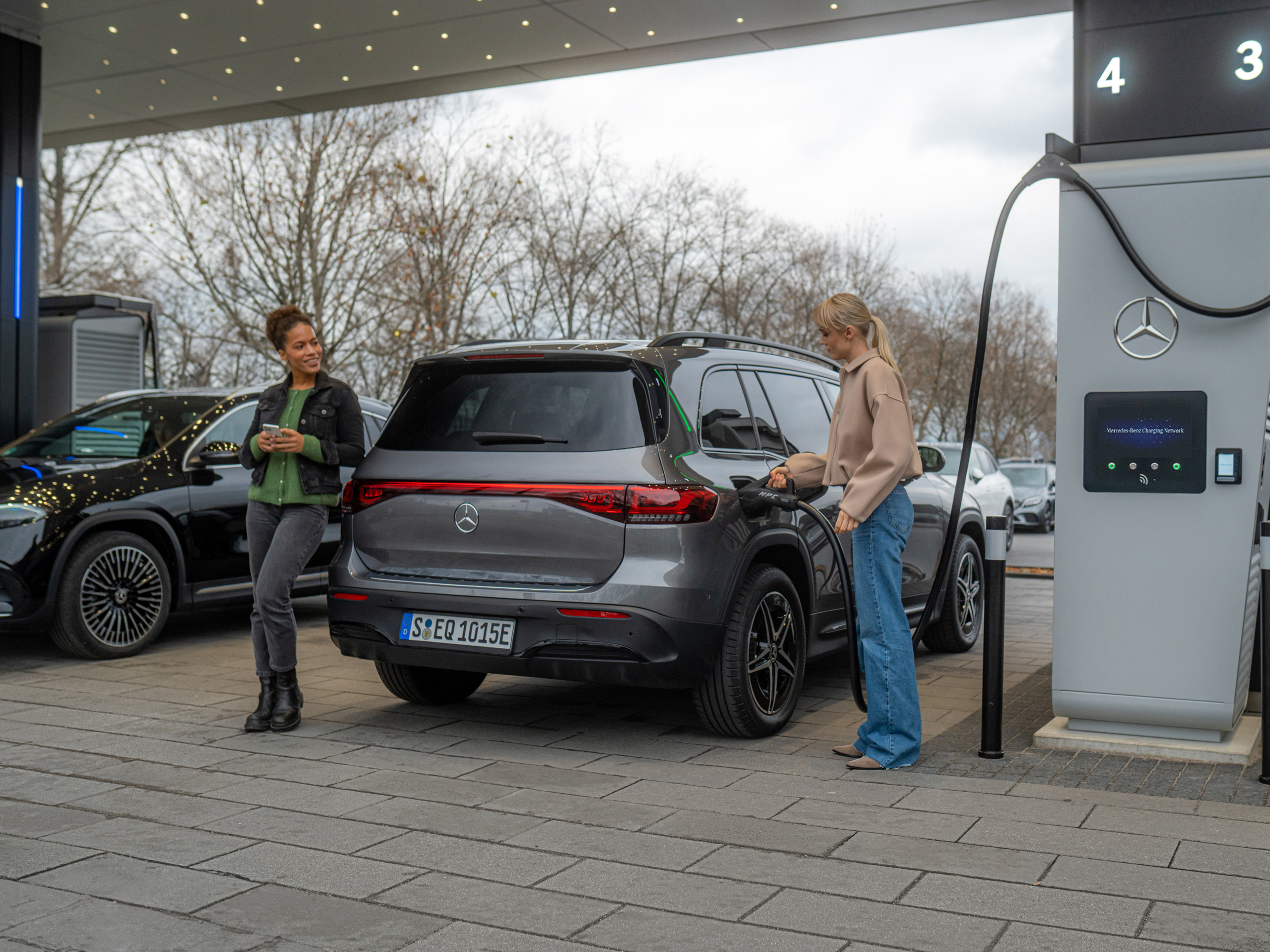 Mercedes-Benz opladningsnetværk | Opladning undervejs | Mercedes-Benz To Mercedes-Benz elbiler ved en ladestation.