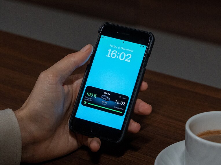 Smartphone med Mercedes-Benz appen vist i minimeret udgave på startskærm